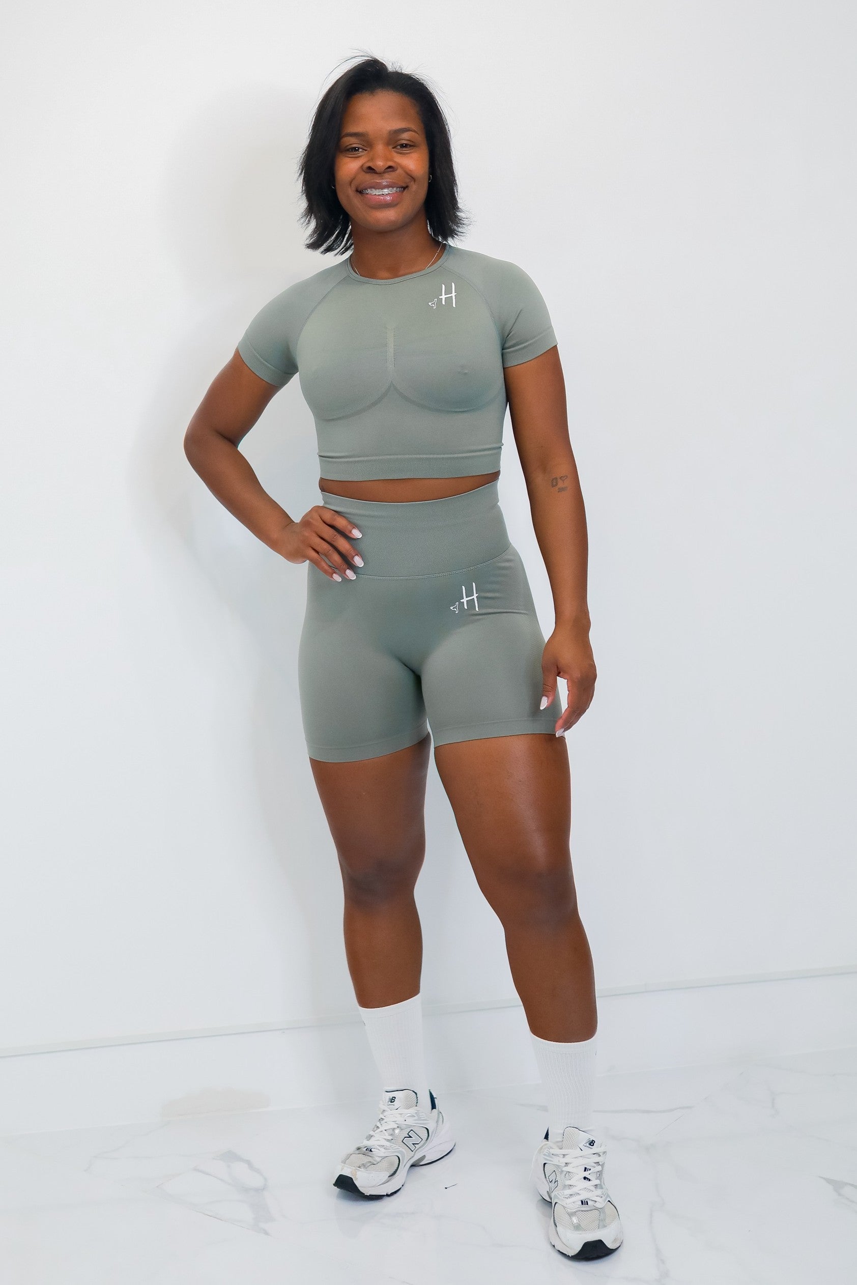 Conjunto Top con Mangas + Short Gris