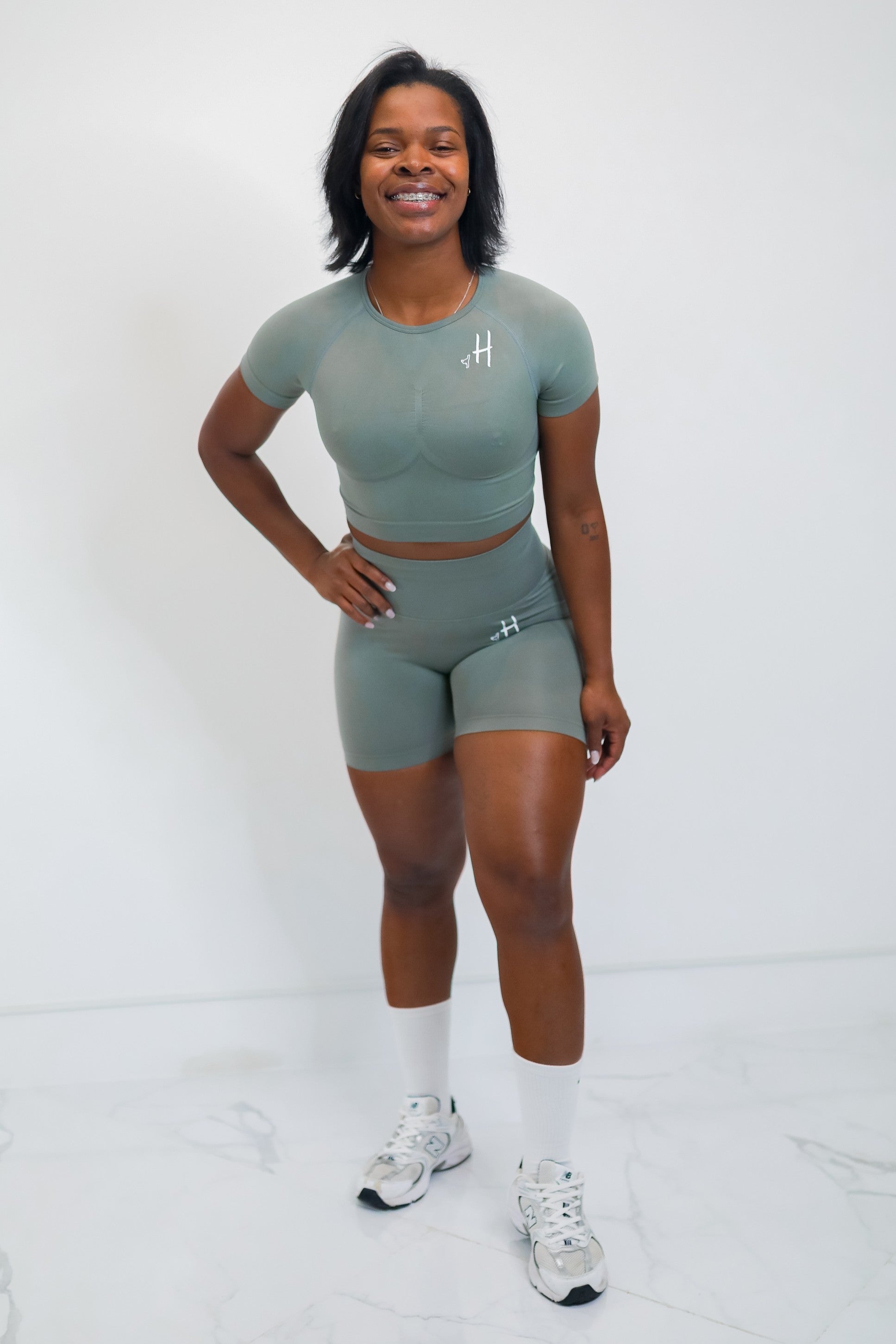 Conjunto Top con Mangas + Short Gris