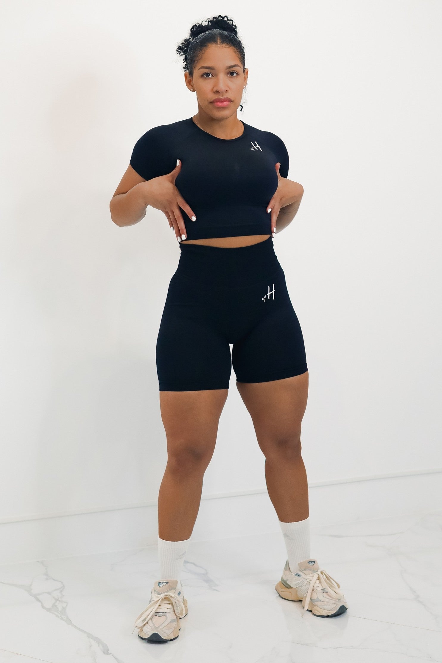 Conjunto Top con Mangas + Short Negro