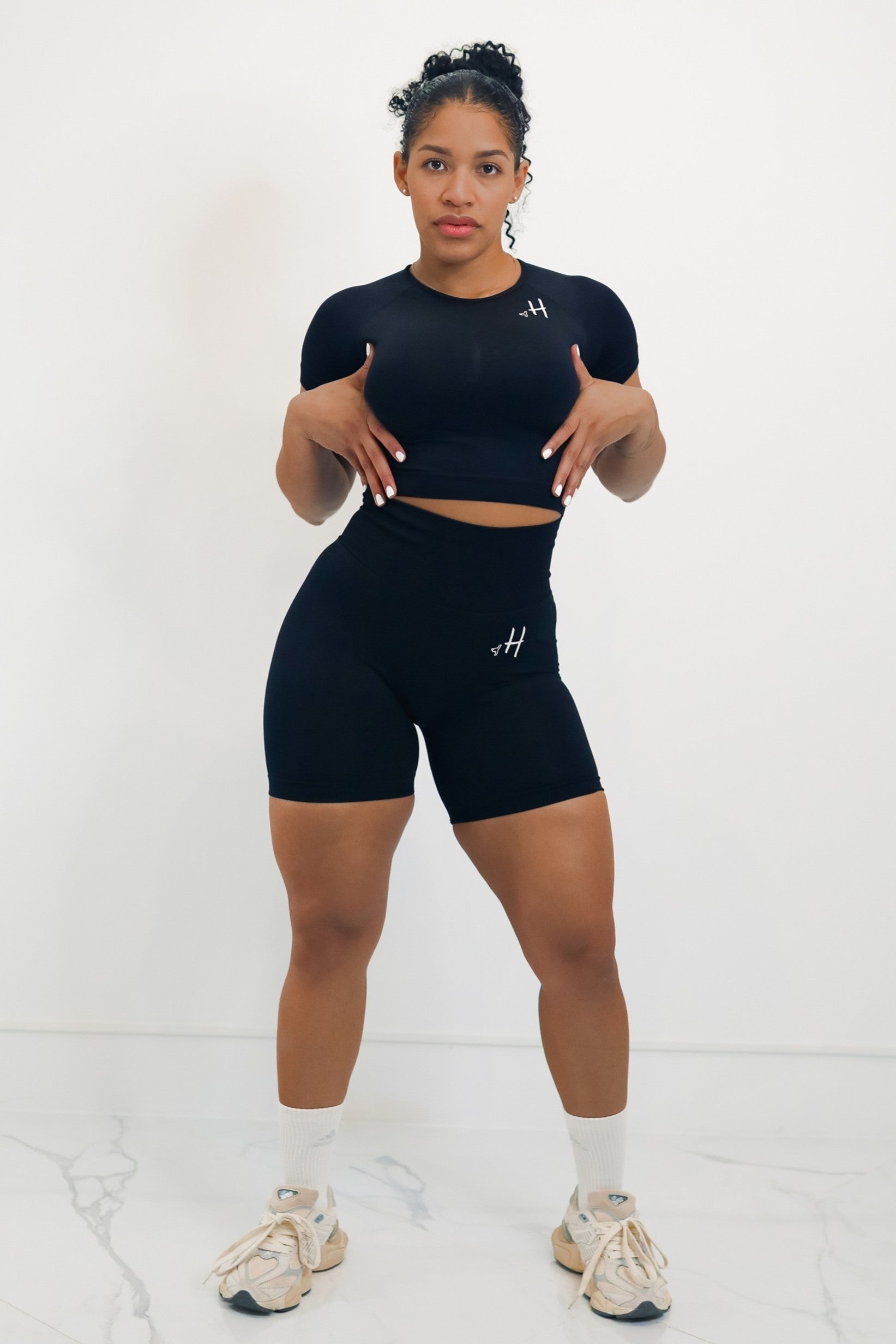 Conjunto Top con Mangas + Short Negro