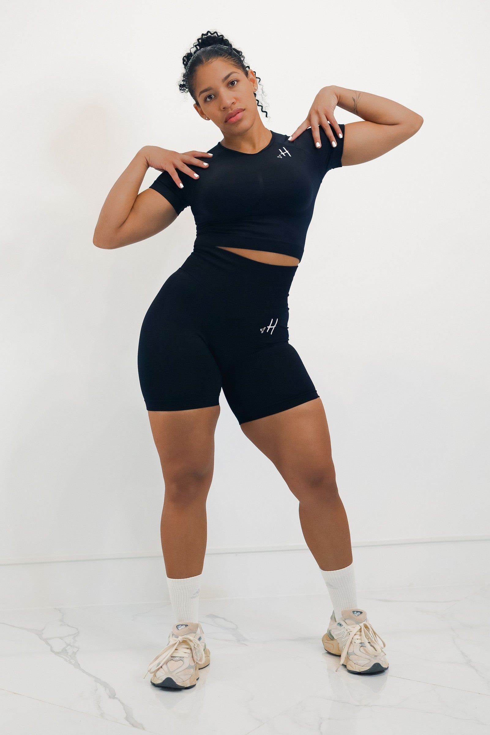 Conjunto Top con Mangas + Short Negro