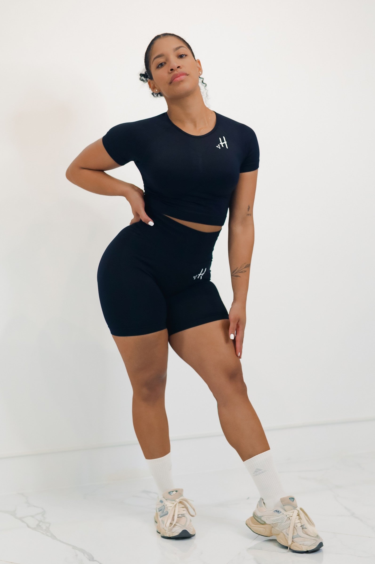 Conjunto Top con Mangas + Short Negro