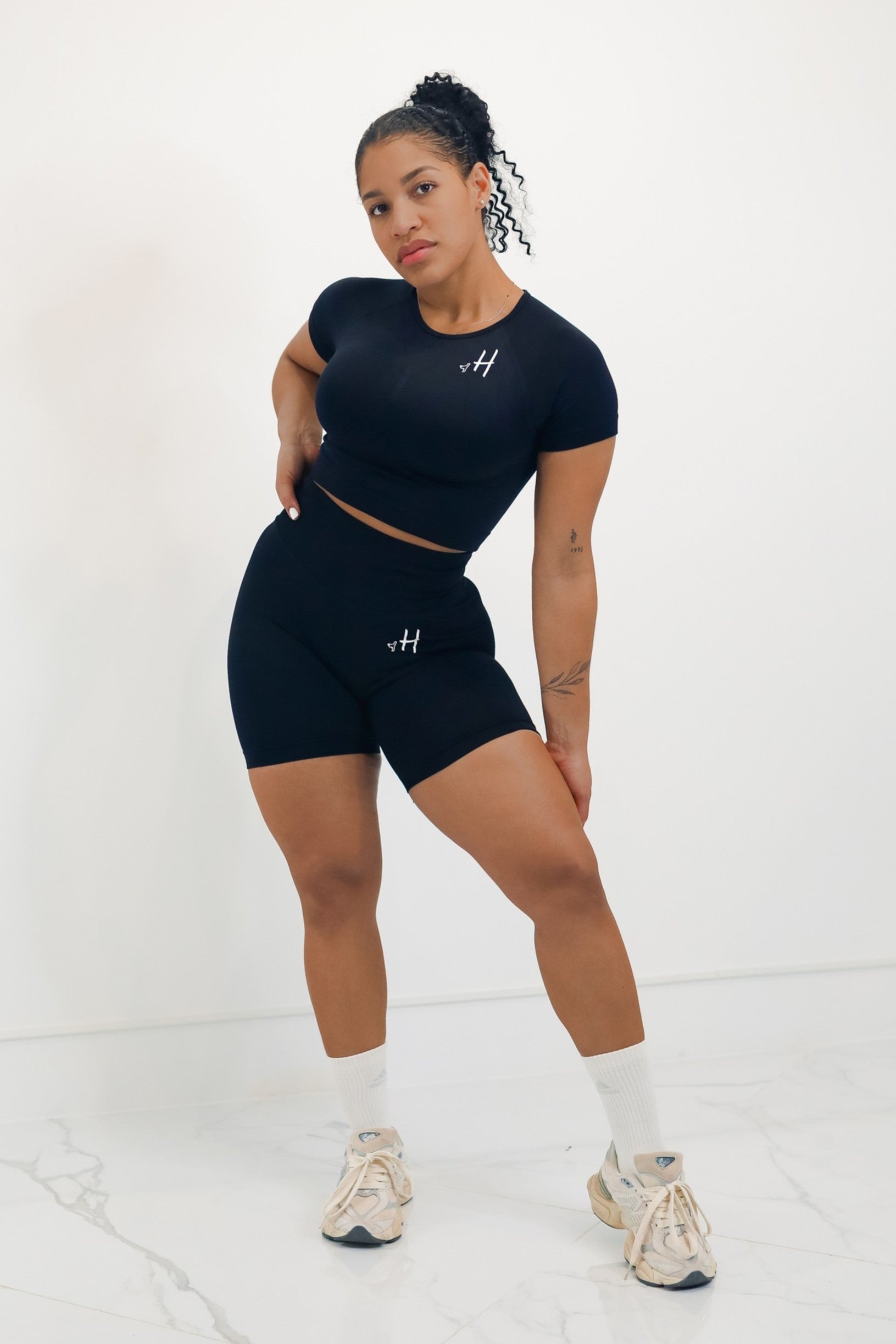 Conjunto Top con Mangas + Short Negro